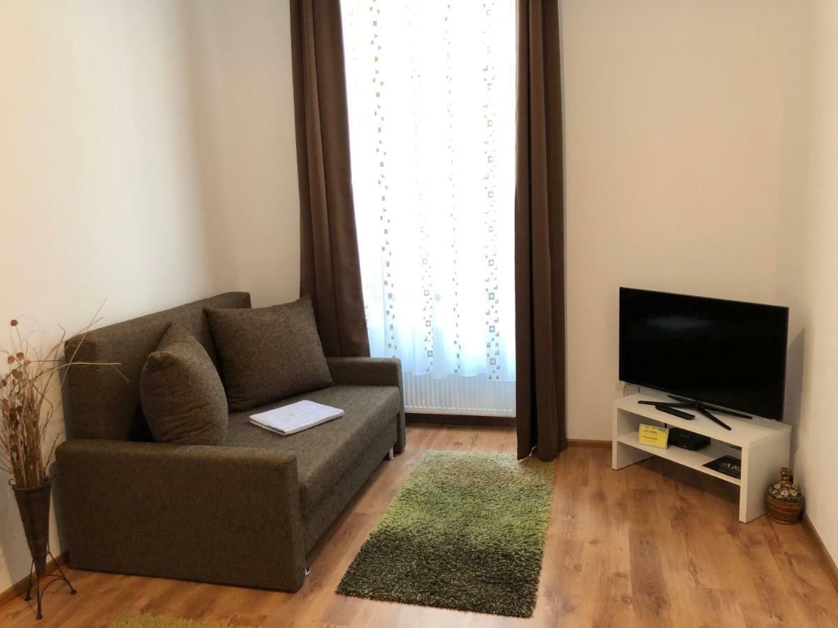 Poppys Apartment Arad Eksteriør billede